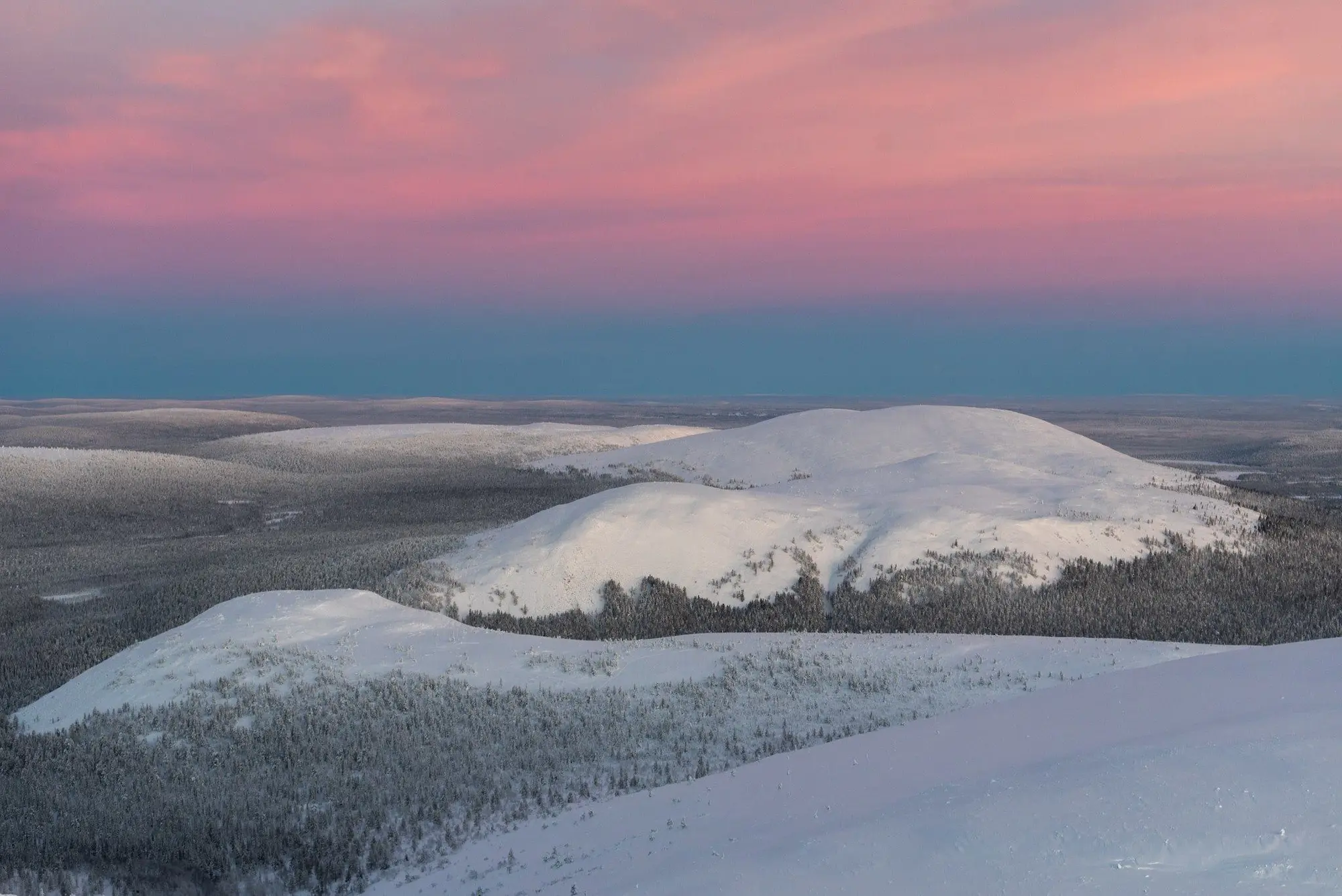 Paysage hivernal des fells autour de Ylläs, en Laponie finlandaise